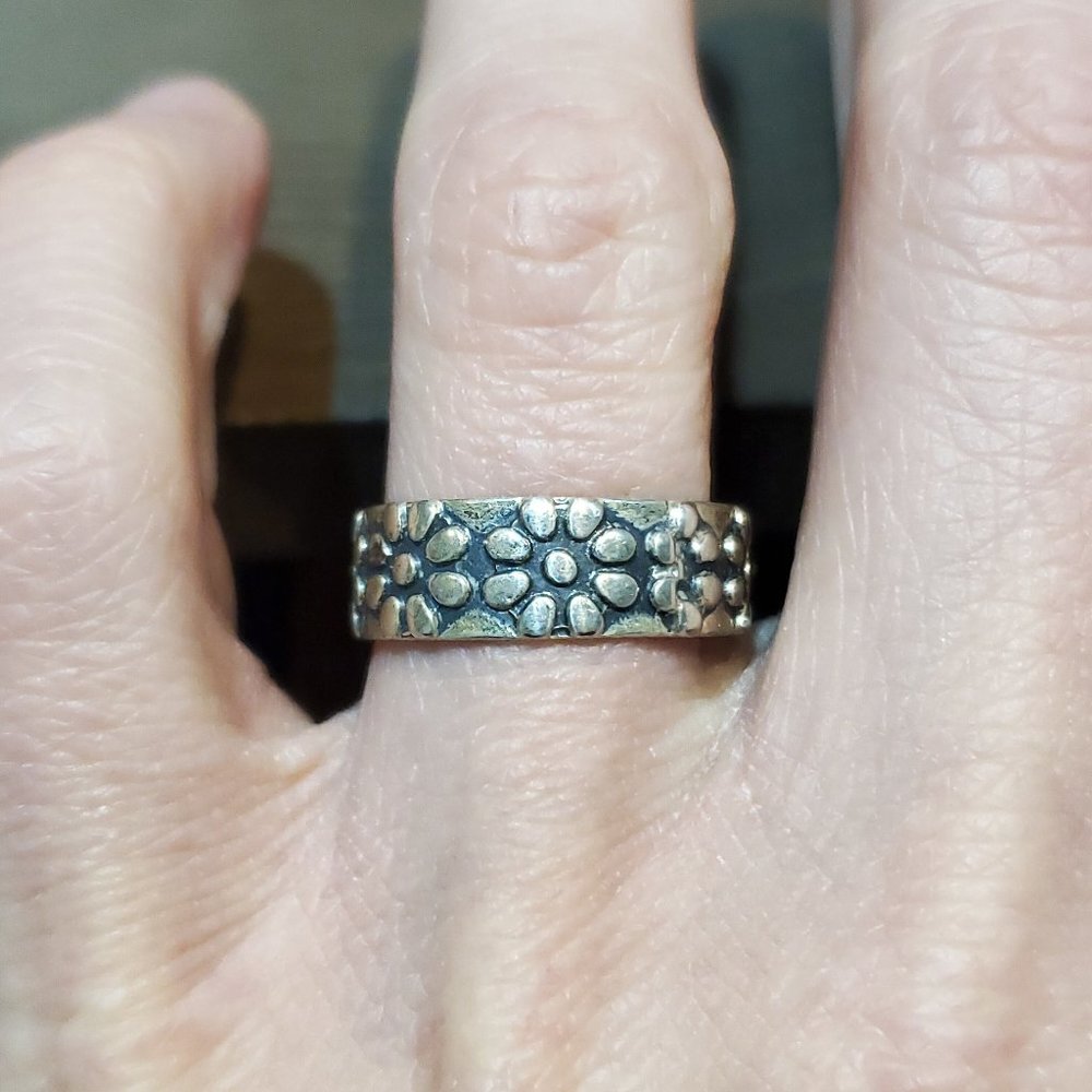 Size 7.5 925 Sterling Silver Tarnished Daisy Flower Ring